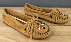 lot 10 image: New Minnetonka Thunderbirds Beaded Hardsoled Moccasins Womens Size 8 Tan N