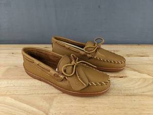 lot 155 image: Minnetonka Womens Moosehide Classic Loafers Size 8 N