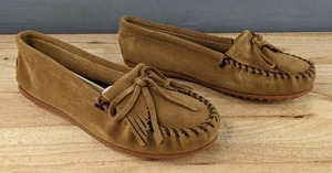lot 169 image: Brand New Minnetonka Kilty Hardsole Slipper Womens Size 9.5 Moccasin Dusty Brown N