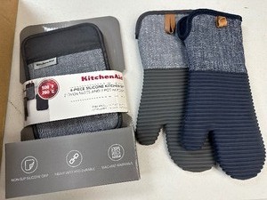 lot 95 image: 4 Pack of Kitchen Aid Hot Grabbers - 2 Oven Mits & 2 Pot Holders