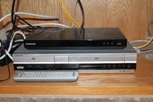 lot 8 image: Samsung Blu-Ray DVD Player &