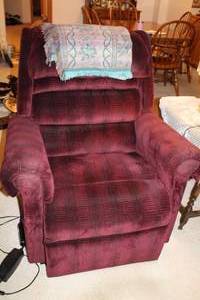 lot 9 image: Lift Recliner & Throw