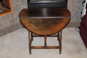 lot 11 image: Colonial Drop-Leaf Side Table