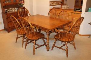 lot 13 image: Ethan Allen Maple Dining Set