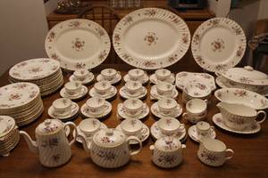 lot 16 image: Minton Marlow China Set