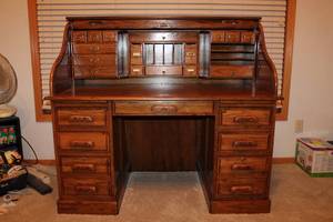lot 32 image: Carolina Roll Top Desk
