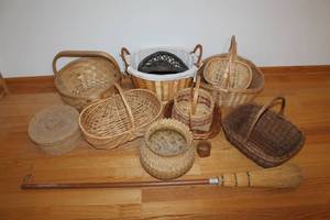 lot 46 image: Basket Collection & Decorative Broom