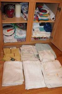 lot 67 image: Vintage Table Linens & Dcor