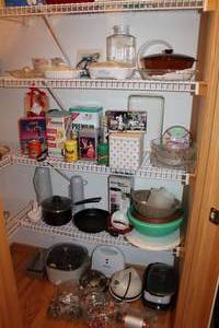 lot 70 image: Corning Ware, Pyrex, Vintage Tins & Kitchenware