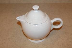 lot 76 image: Fiesta Ware Teapot