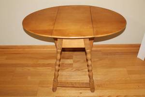 lot 81 image: Maple Side Table
