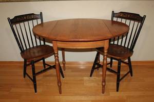 lot 82 image: Colonial Maple Dinette Set