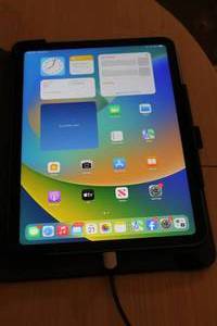 lot 86 image: Apple iPad 10, Keyboard & Case