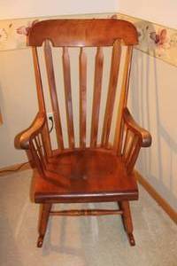 lot 87 image: Colonial Maple Rocking Chair