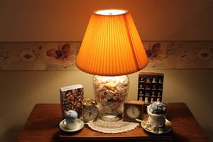 lot 88 image: Shell Lamp & Dcor