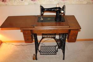 lot 89 image: Antique Singer Sewing Machine