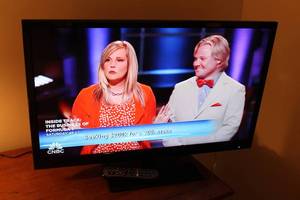 lot 100 image: GPX 32 Television