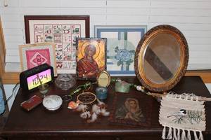 lot 108 image: Art & Dcor Grouping