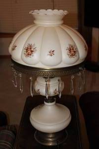 lot 10 image: Milk Glass Table Lamp