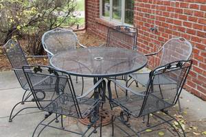 lot 157 image: Patio Dining Set & Umbrella Stand