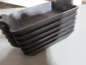 lot 10 image: Lodge Cast Iron