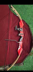 lot 87 image: PSE Magna Flite Compound Bow (Like New)