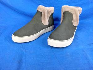lot 157 image: New Cougar Duffy, Size 7.5 Retails for $100