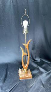lot 121 image: Vintage Wooden Base Table Lamp with Artistic Design