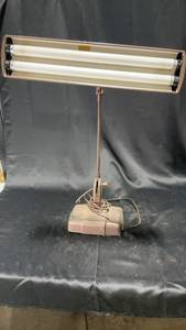 lot 213 image: Vintage Adjustable Desk Lamp with Fluorescent Bulbs