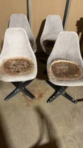 lot 220 image: Set of 4 MCM cast iron base fiberglass tulip Vintage Chairs