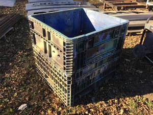lot 127 image: Collapsable Composite Pallet Crate 32 x 30 x 25