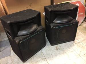 lot 192 image: Large Pair Peavey SP-2Ti 600W SpeakerCabinets