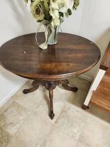 lot 6 image: Oval Shaped End Table
