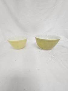lot 102 image: Set of Avacado green Pyrex Bowls