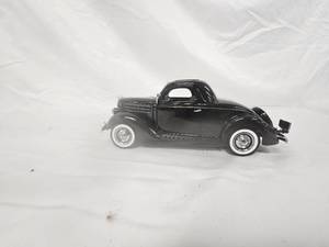 lot 4 image: 1936 Ford Deluxe Coupe Model Car
