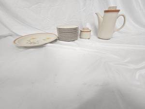lot 16 image: Stonecrest Dishes