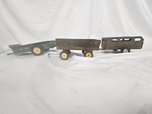 lot 18 image: John Deere Toy Trailers