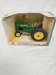 lot 74 image: Ertl John Deere