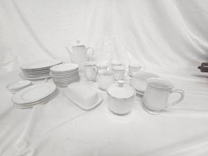 lot 84 image: China Dishes Lot