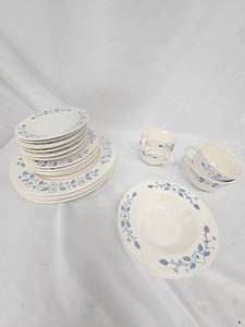 lot 111 image: Assorted Glassware