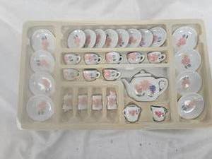 lot 194 image: Tea Set