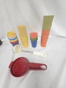 lot 195 image: Tupperware Cups