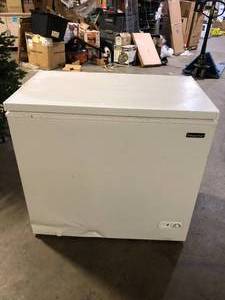 Magic Chef 7.0 cu. ft. Chest Freezer in White Damaged  Customer Returns See Picture