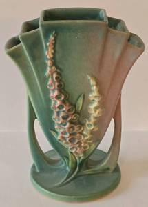 lot 66 image: Roseville Pottery Foxglove Patterned Vase