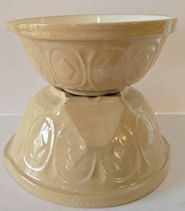 lot 70 image: Cloverleaf Earthenware Bowl Set