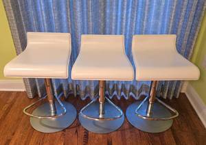 lot 83 image: Set of Three Contemporary Style Kitchen Stools