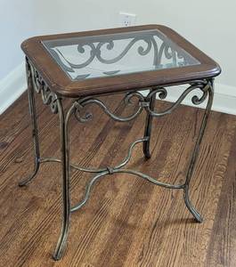 lot 132 image: Elegant Glass Topped Side Table