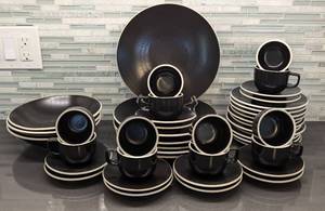 lot 136 image: Sasaki Colorstone Matte Black Dish Set