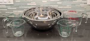 lot 106 image: William Sonoma Mixing Bowl Set and Pyrex Measuring Cups