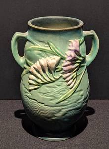lot 113 image: Vintage Roseville Freesia Double Handled Vase
